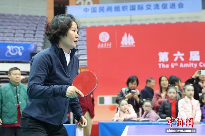 为爱益起乒：南京公益乒乓盛会汇聚全球爱好者