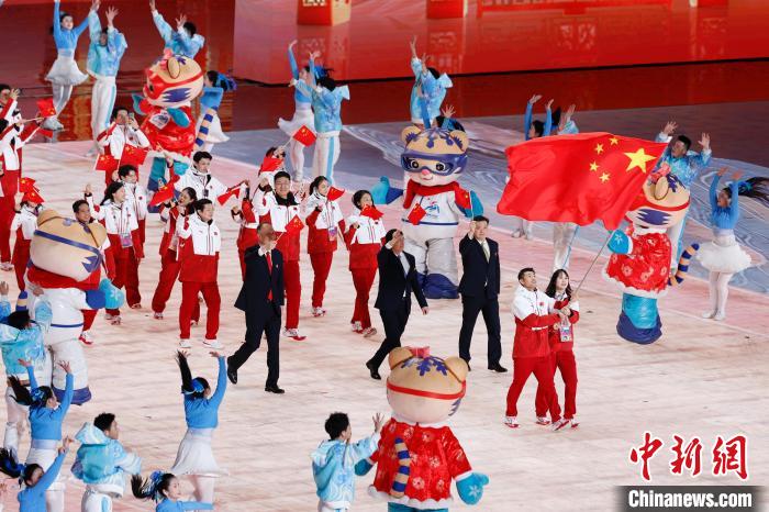 哈尔滨冰雪盛宴：34国齐聚共绘丁香花火炬