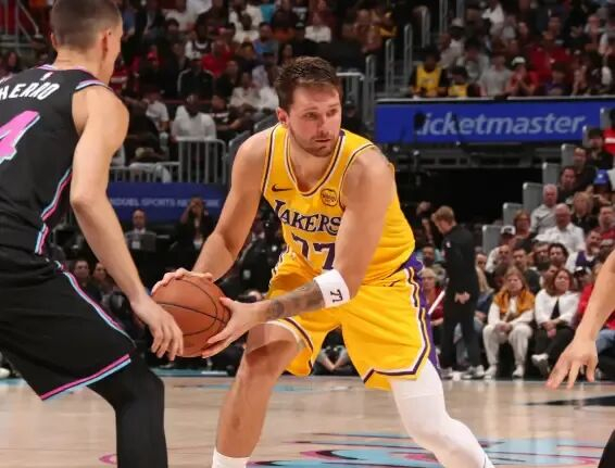 勒布朗坚信湖人阵容实力 东契奇爆发助球队豪取