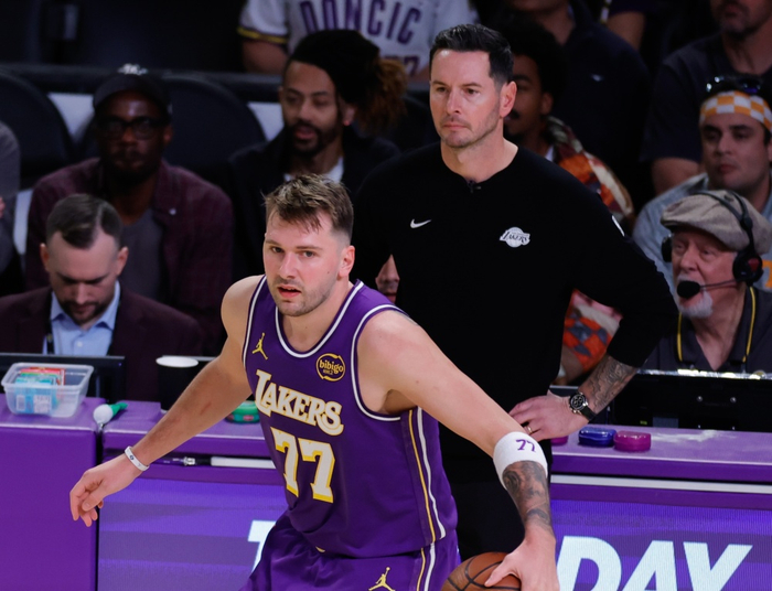 东契奇九连胜创历史纪录 湖人险胜魔术成关键战